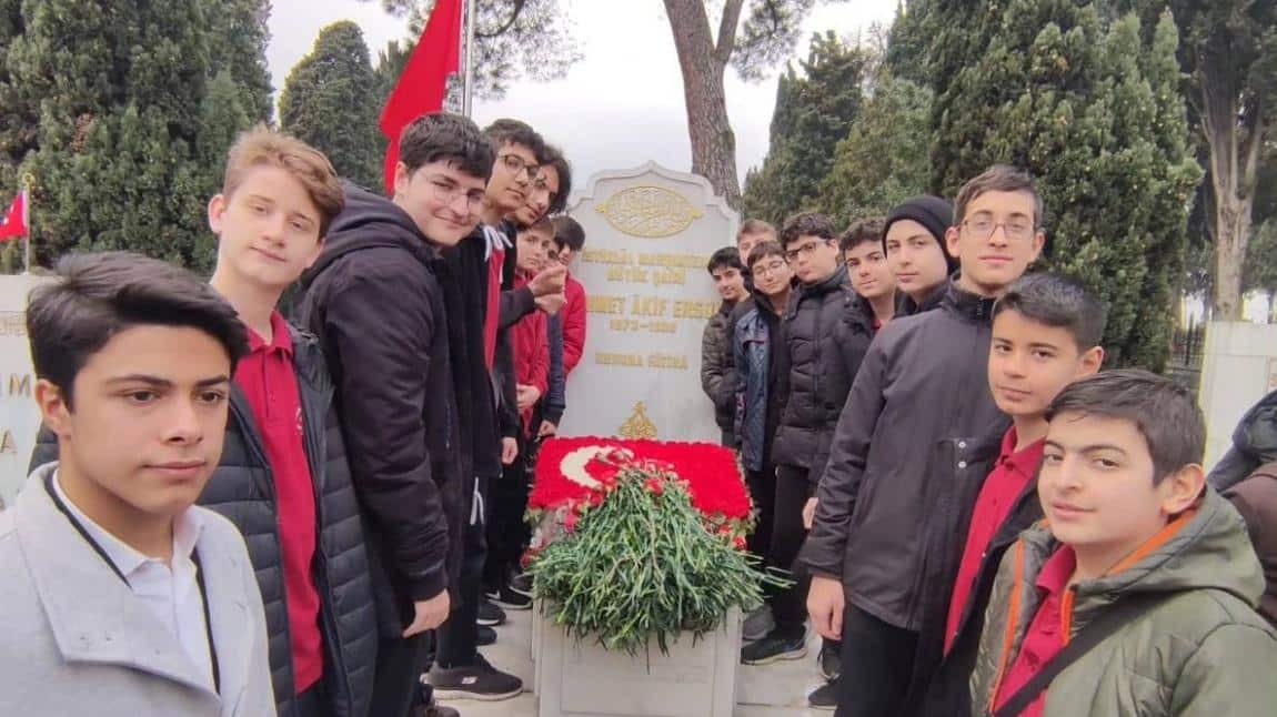 İstiklal Marşı'nın kabulünün 103. yıldönümü vesilesiyle milli şairimiz Mehmet Akif Ersoy mezarı başında anıldı.